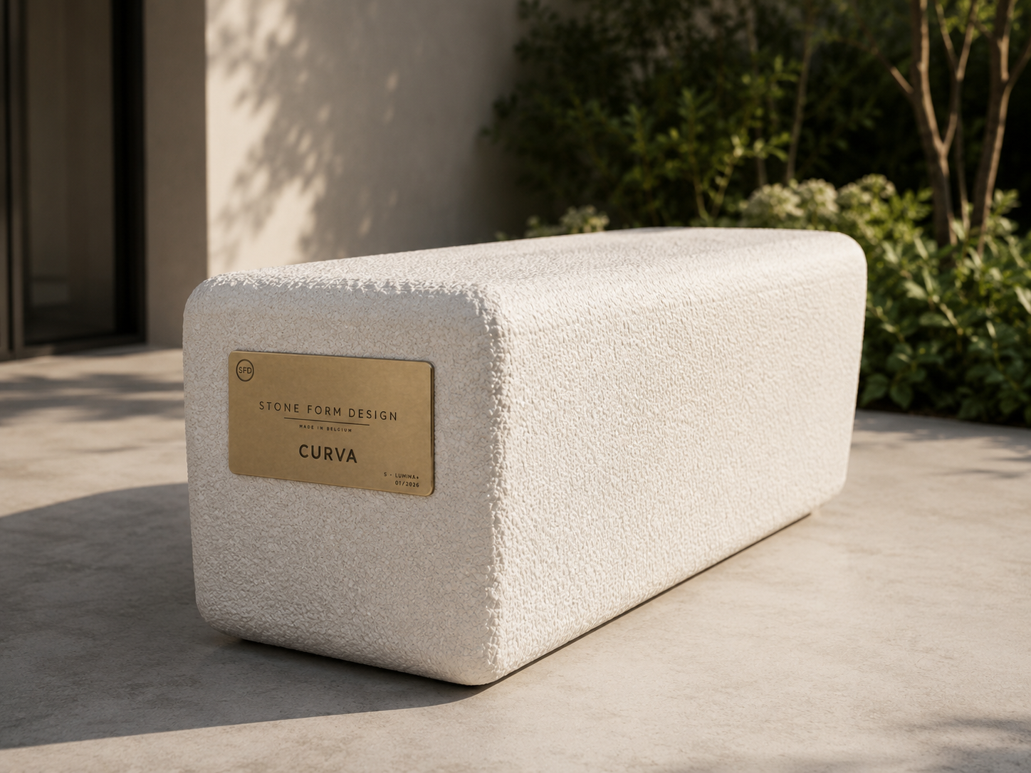 Banc Galet Stoneform avec plaque numérotée, visible en entier